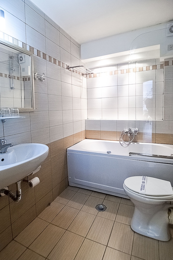 Quadruple Room with Spa Bath - Photo 11