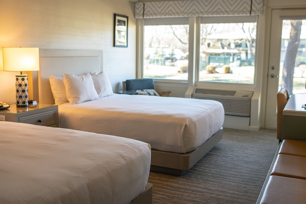 Room, 2 Queen Beds, Pool View photo 2