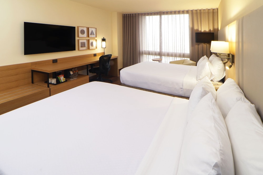 Standard Room, 2 Queen Beds, Club Lounge Access - Photo 1