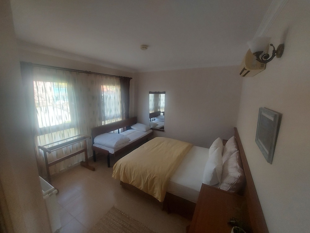 Economy Triple Room