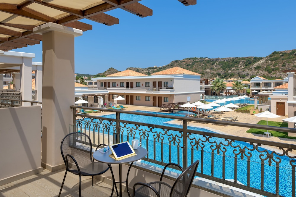 Family Suite, Pool View photo 3