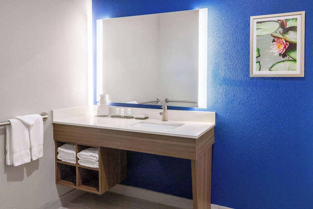 Room, 2 Queen Beds, Accessible, Non Smoking (Roll-In Shower) - Photo 6