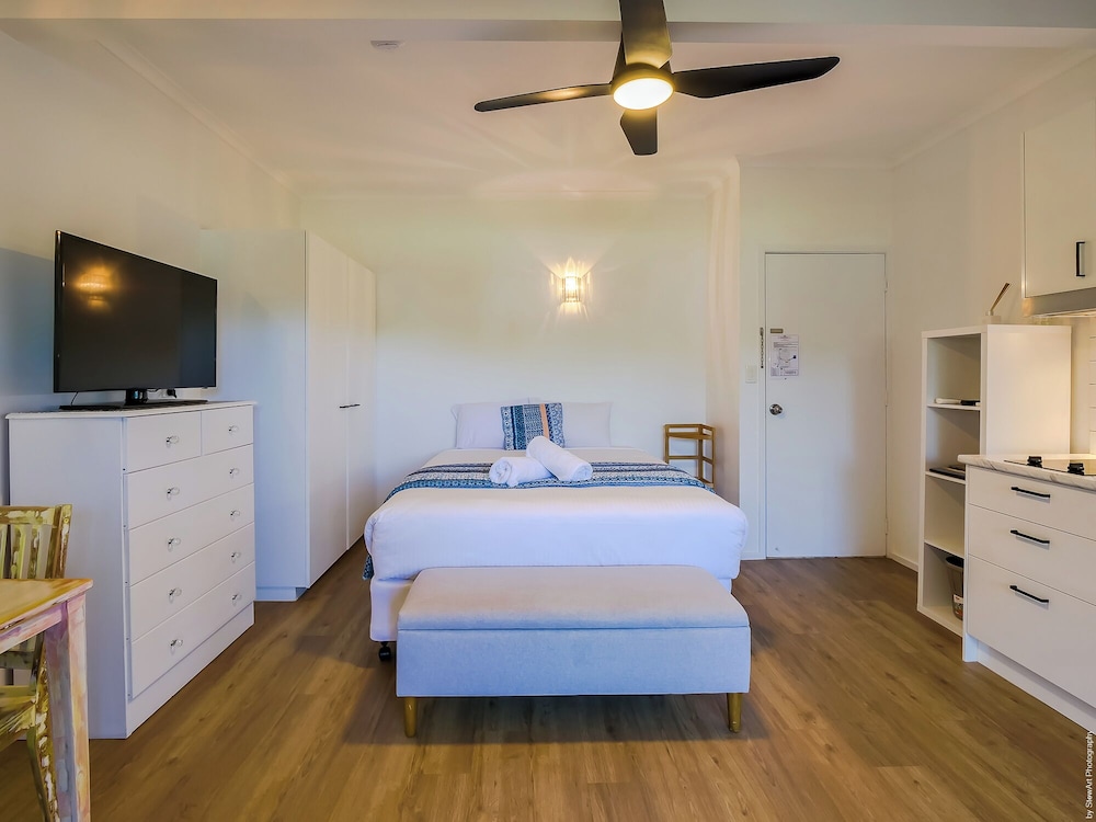 Deluxe Studio, 1 Queen Bed, Partial Ocean View