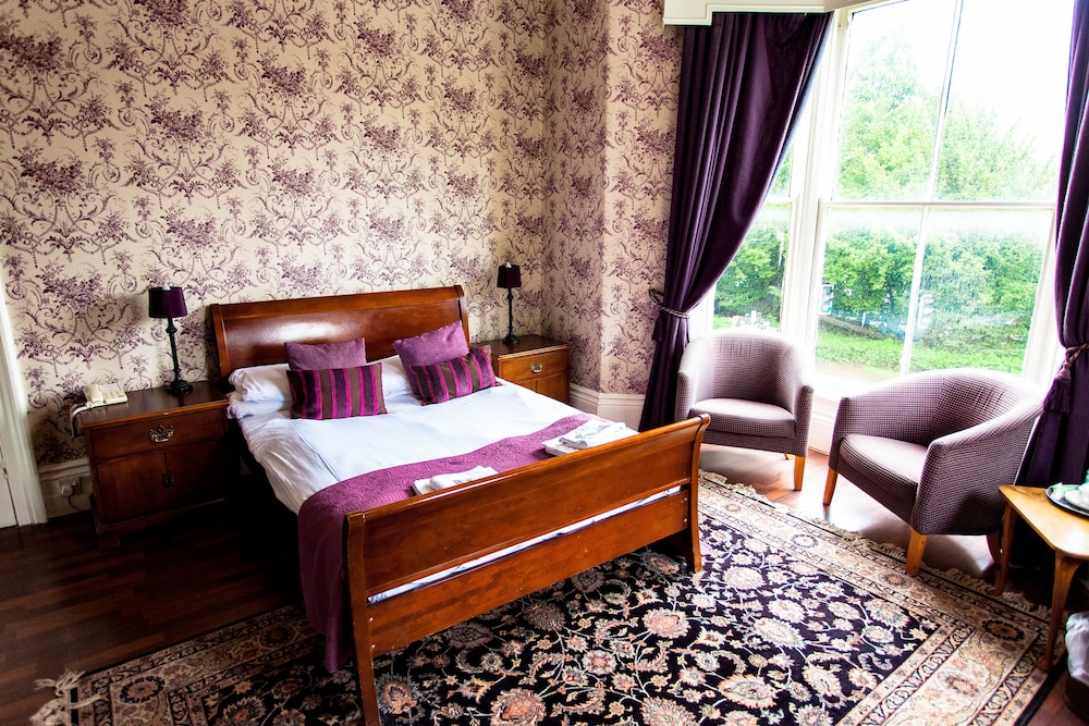 Sleigh Bed Room
