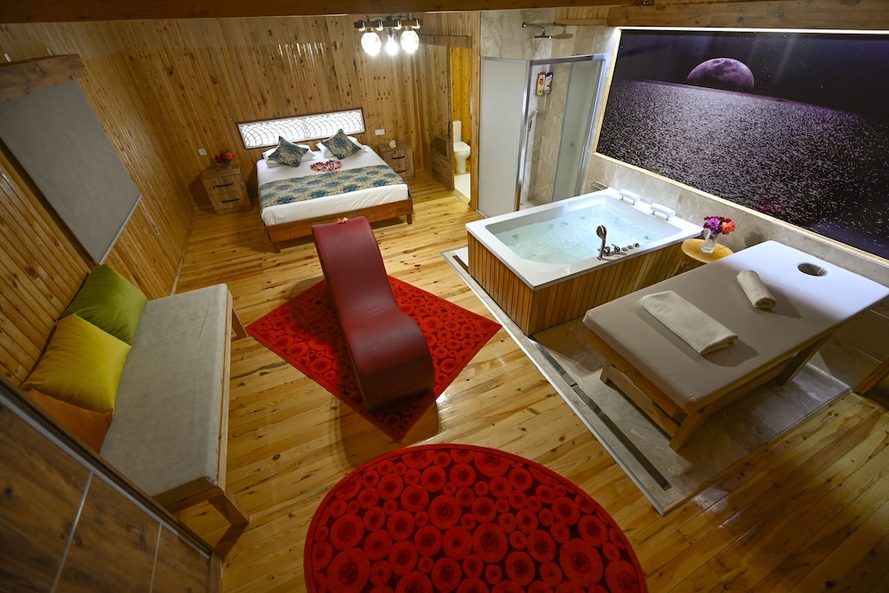 Honeymoon Suite photo 1