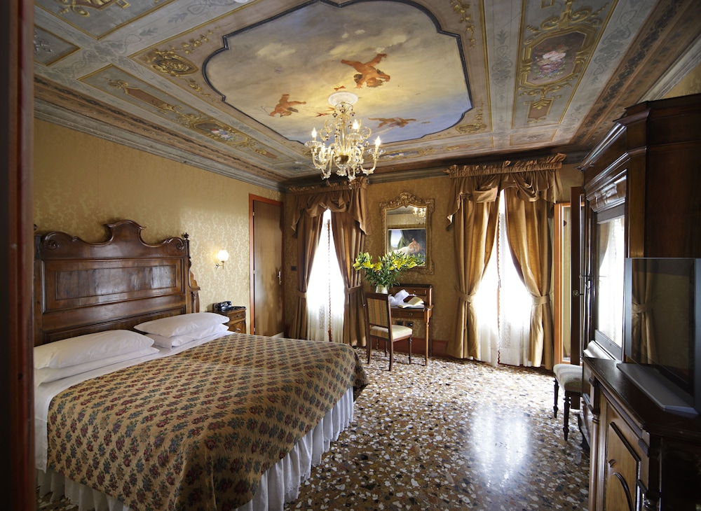 Deluxe Room, Terrace, Canal View