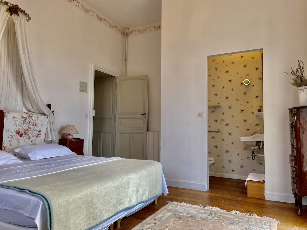 Royal Room, 1 Queen Bed, Courtyard View photo 3