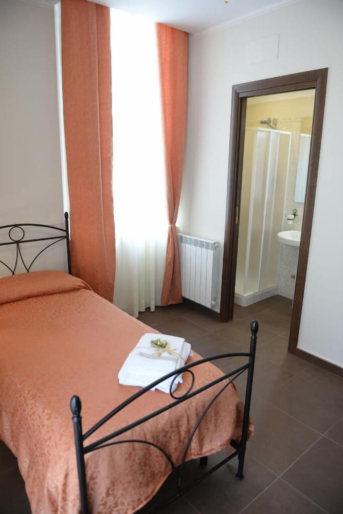 Double or Twin Room, Private Bathroom photo 3