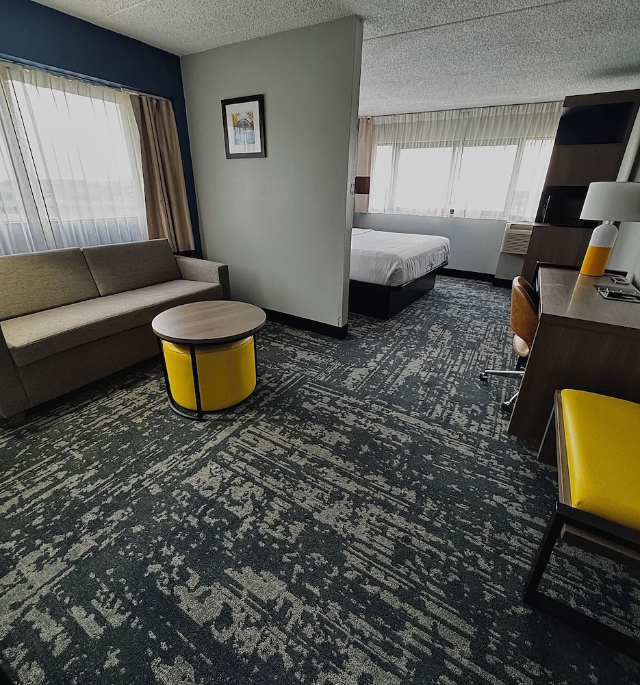 Suite, 1 King Bed, Non Smoking - Photo 1