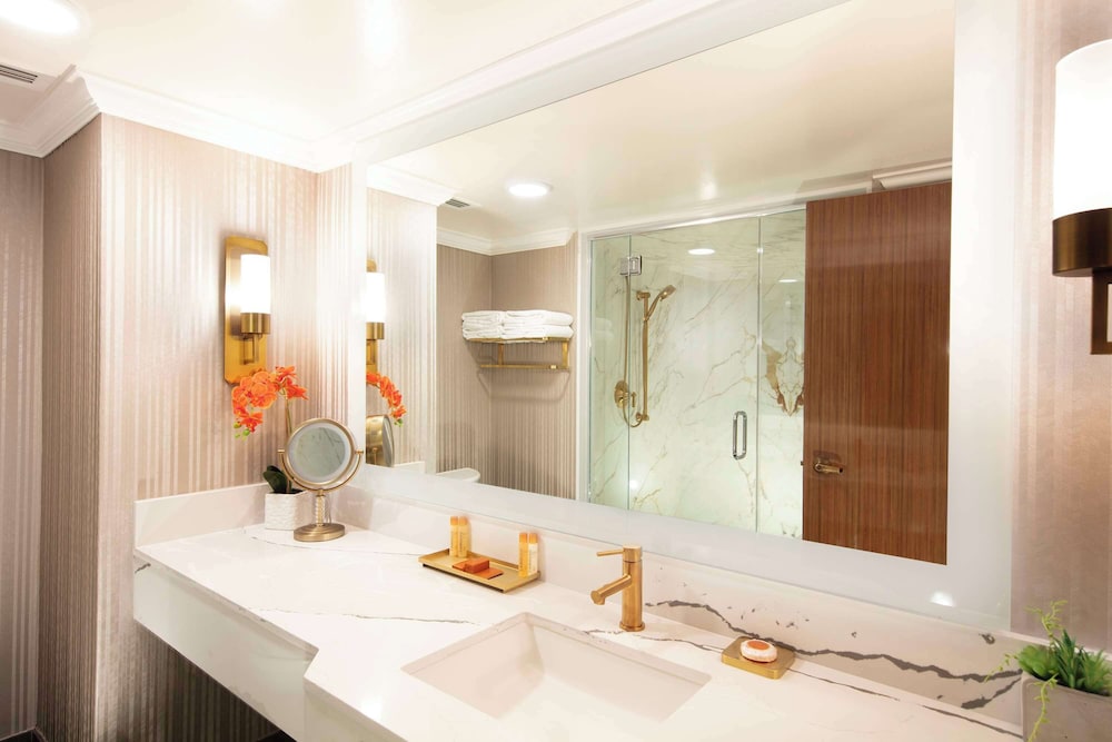 Grand Suite, 1 King Bed, Non Smoking, Refrigerator (Walk-in Shower) - Photo 2