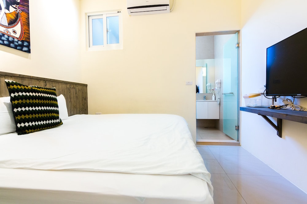 Economy Double or Twin Room, No Windows photo 2
