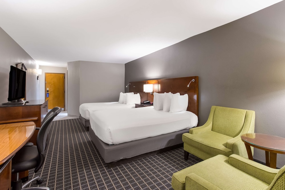 Standard Room, 2 Queen Beds, Balcony, Pool View (2nd Floor) photo 2