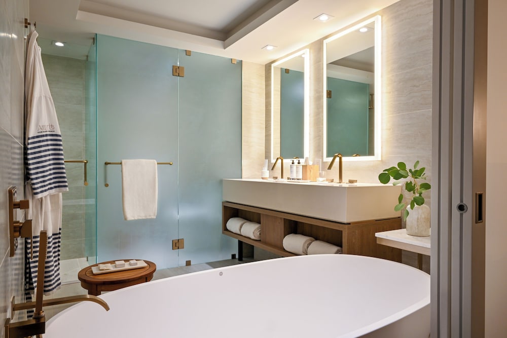 Room, 2 Double Beds, Mobility Accessible, Ocean View - Photo 3