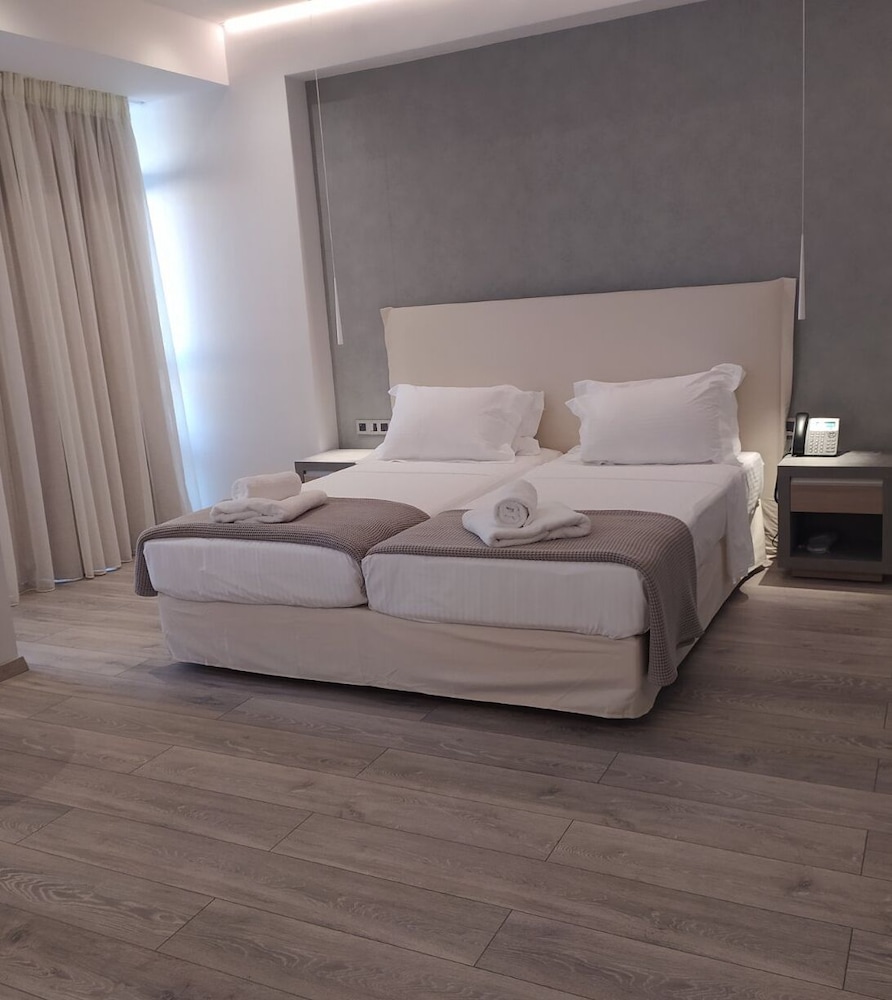 Deluxe Twin Room, Accessible - Photo 2