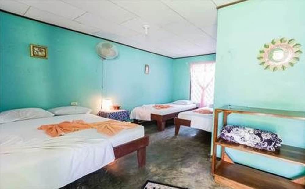 Quadruple Room, Multiple Beds, Non Smoking photo 2