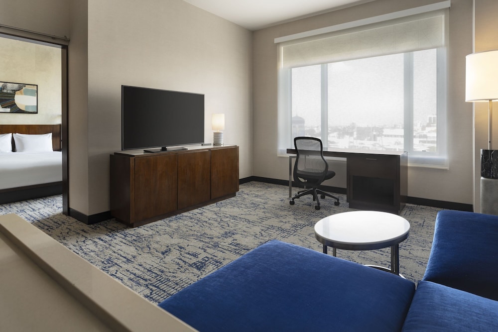 Suite, 1 King Bed thumbnail 5