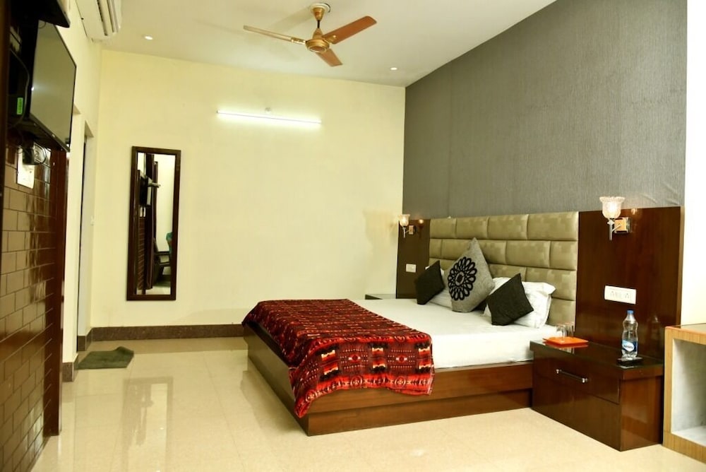 Deluxe Room (102)
