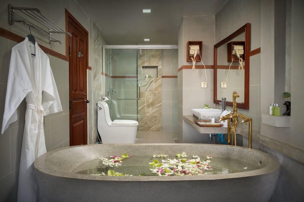 Royal Suite, Bathtub, Pool View photo 2