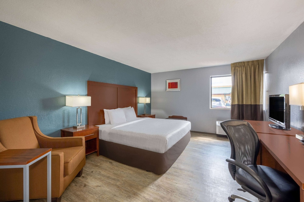 Room, 1 King Bed, Non Smoking - Photo 7