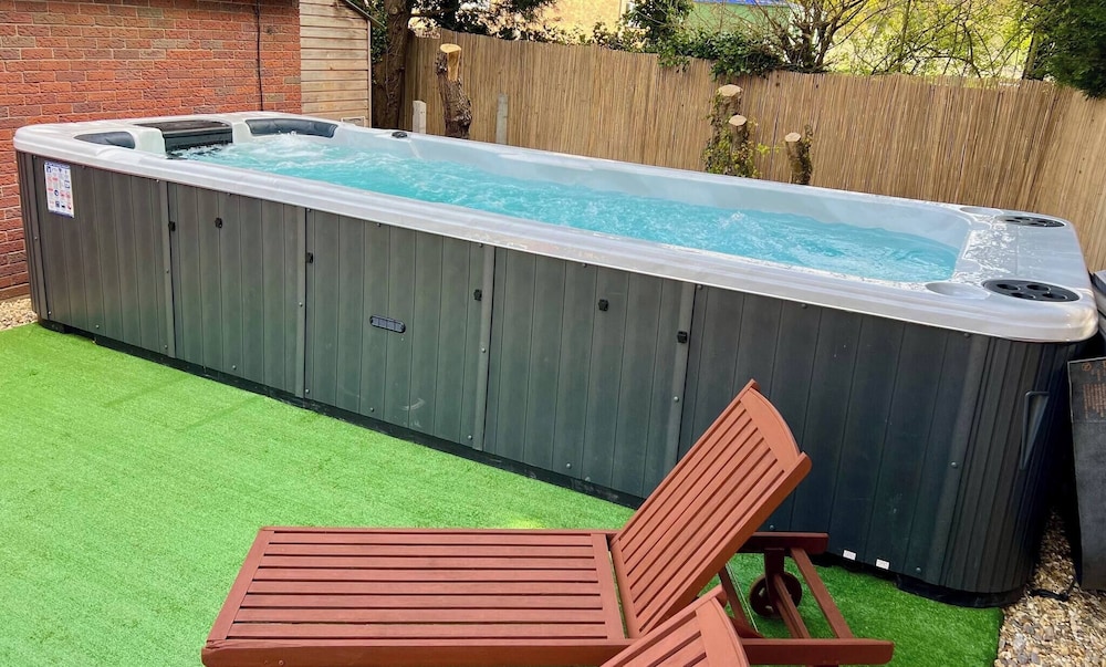 Stratford 4 BR Family Mansion With Pool, Gym & BBQ, Photo 3