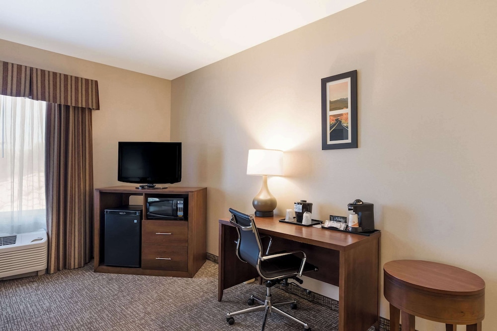 Suite, 1 King Bed with Sofa bed, Accessible, Non Smoking - Photo 3