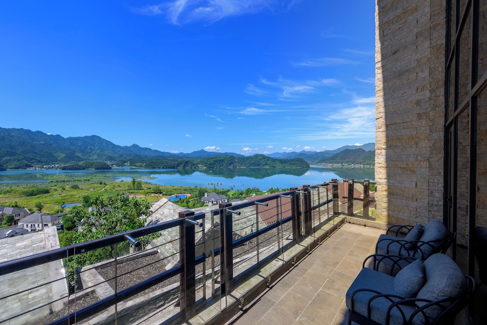 Deluxe Suite, 1 King Bed, Lake View - Photo 8