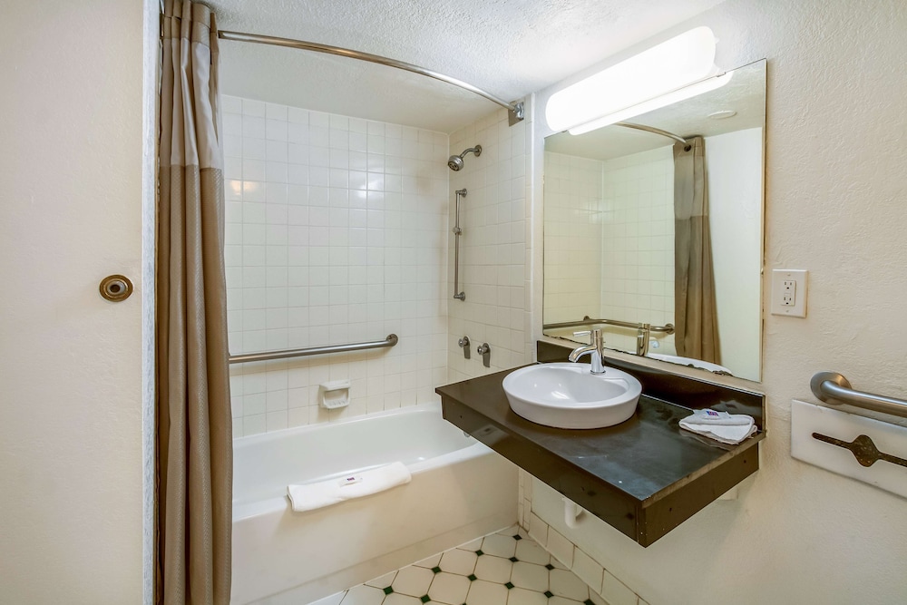 Standard Room, 2 Double Beds, Non Smoking - Photo 9