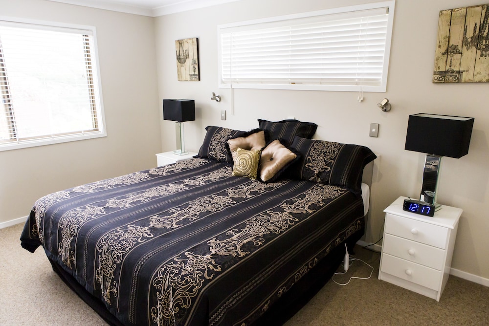 Standard Apartment, Multiple Bedrooms, Non Smoking, Kitchen (3 Bedroom House) photo 3