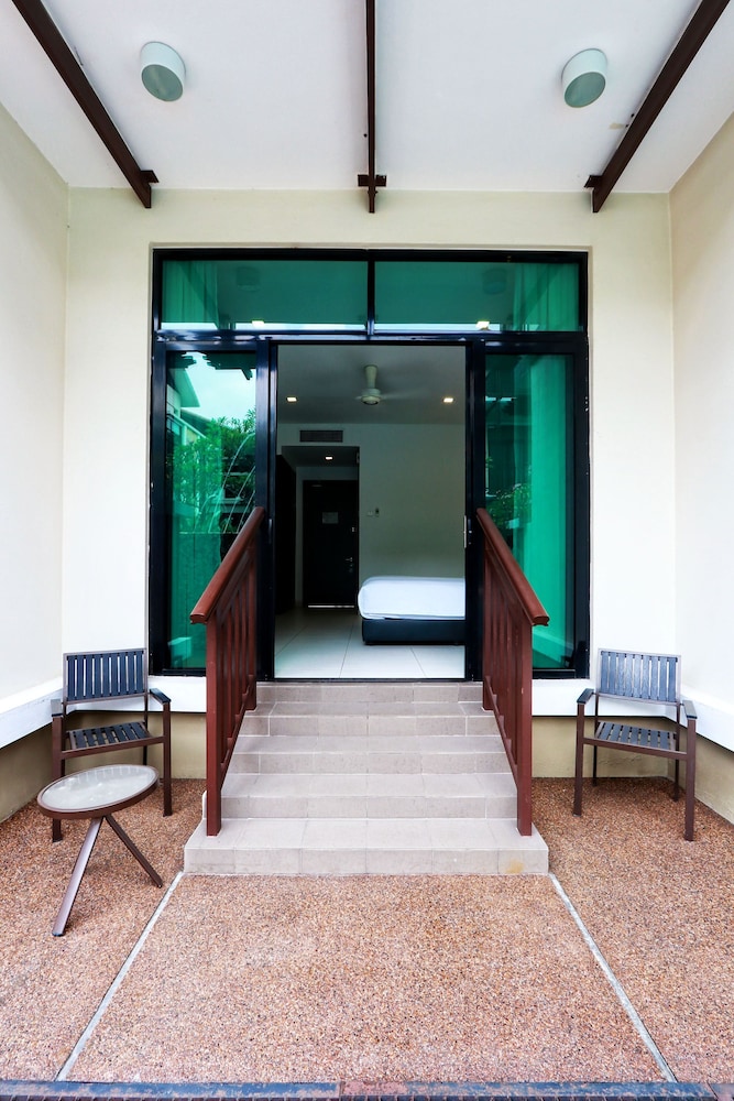 Executive Double Room, 1 King Bed, Pool View photo 2