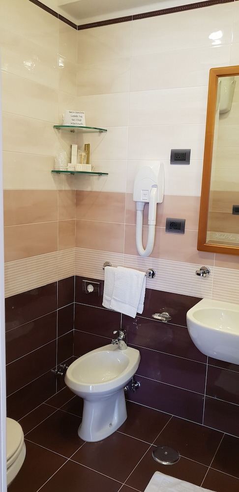 Standard Room - Photo 11