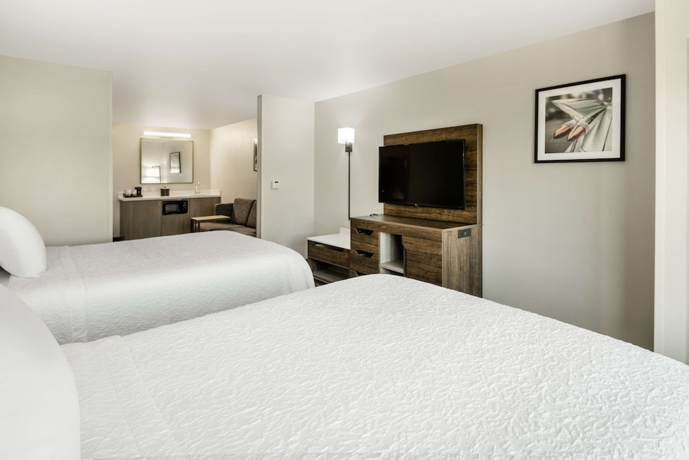 Two Queen Beds Suite - Photo 3