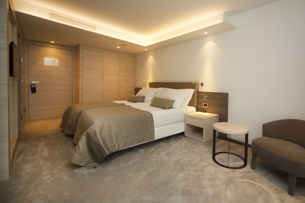 Deluxe Double Room with Balcony photo 2