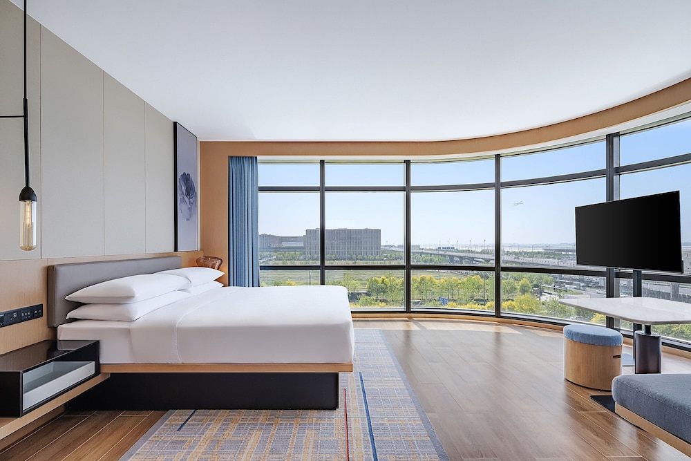 Business Suite, 1 King Bed photo 3