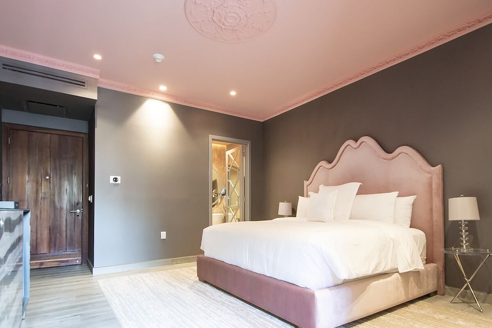 Deluxe Room, 1 King Bed - Photo 3