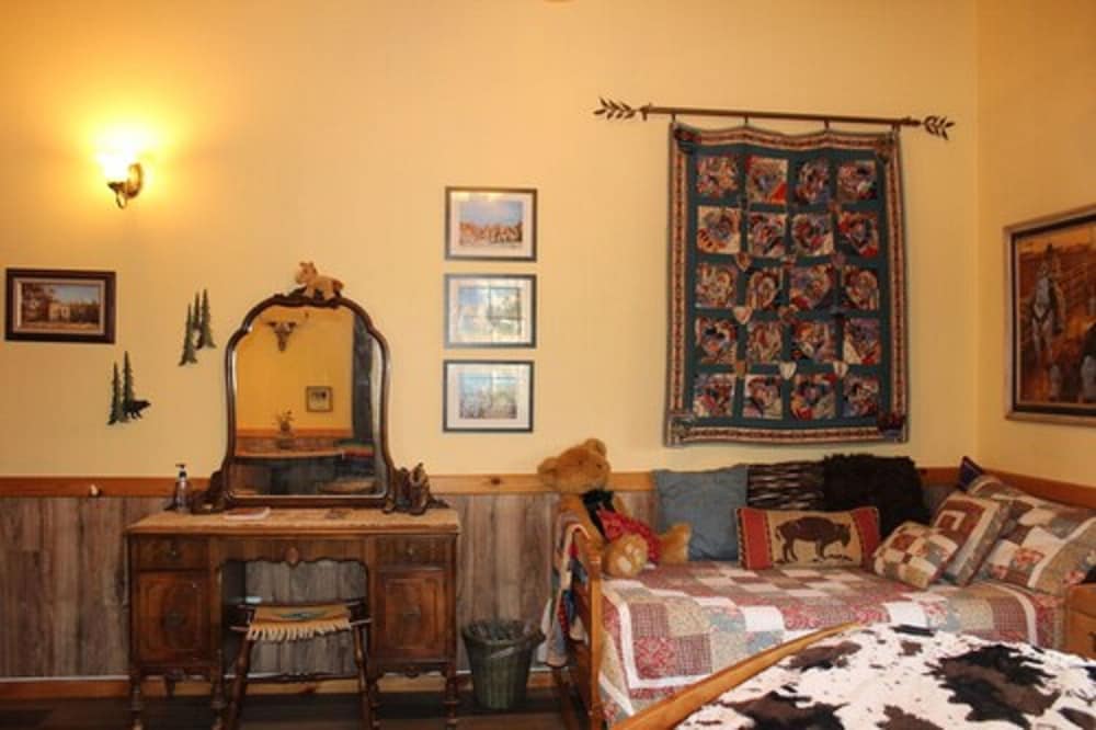 Family Room, Multiple Beds, Non Smoking, Shared Bathroom photo 3