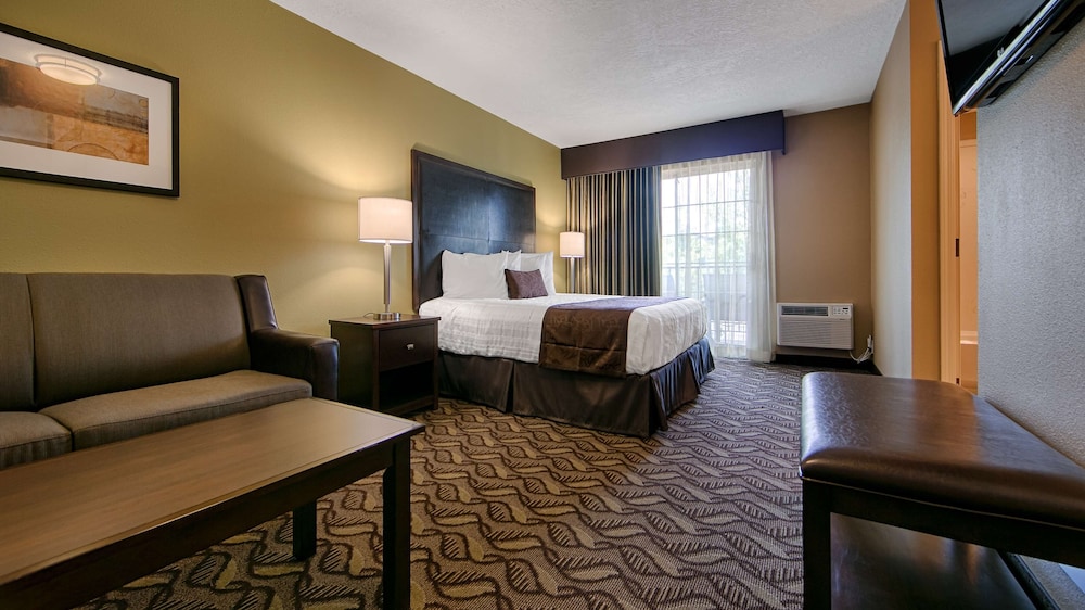 Standard Room, 1 King Bed, Non Smoking, Refrigerator & Microwave (Oversized Room) photo 2