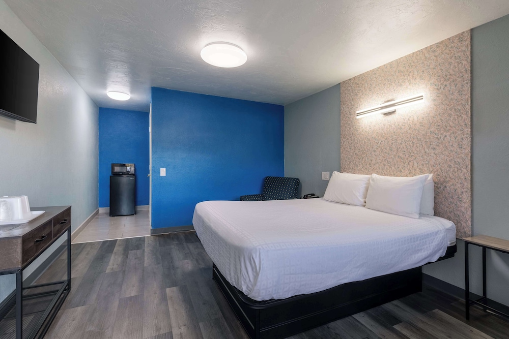 Suite, 1 Queen Bed, Accessible, Smoking photo 2