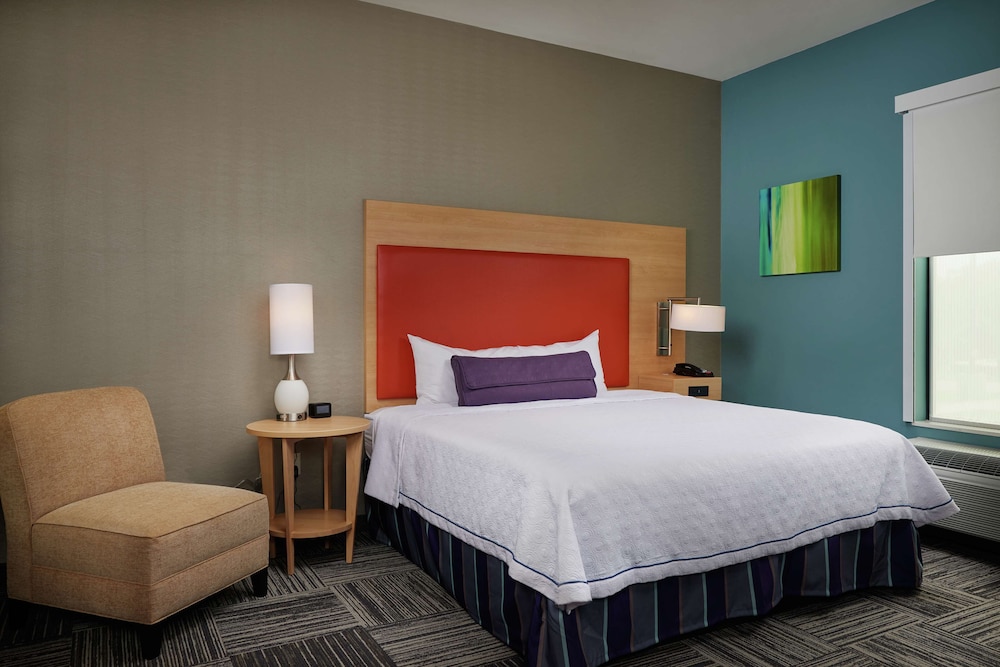 Suite, 1 King Bed, Accessible (Roll-in Shower)