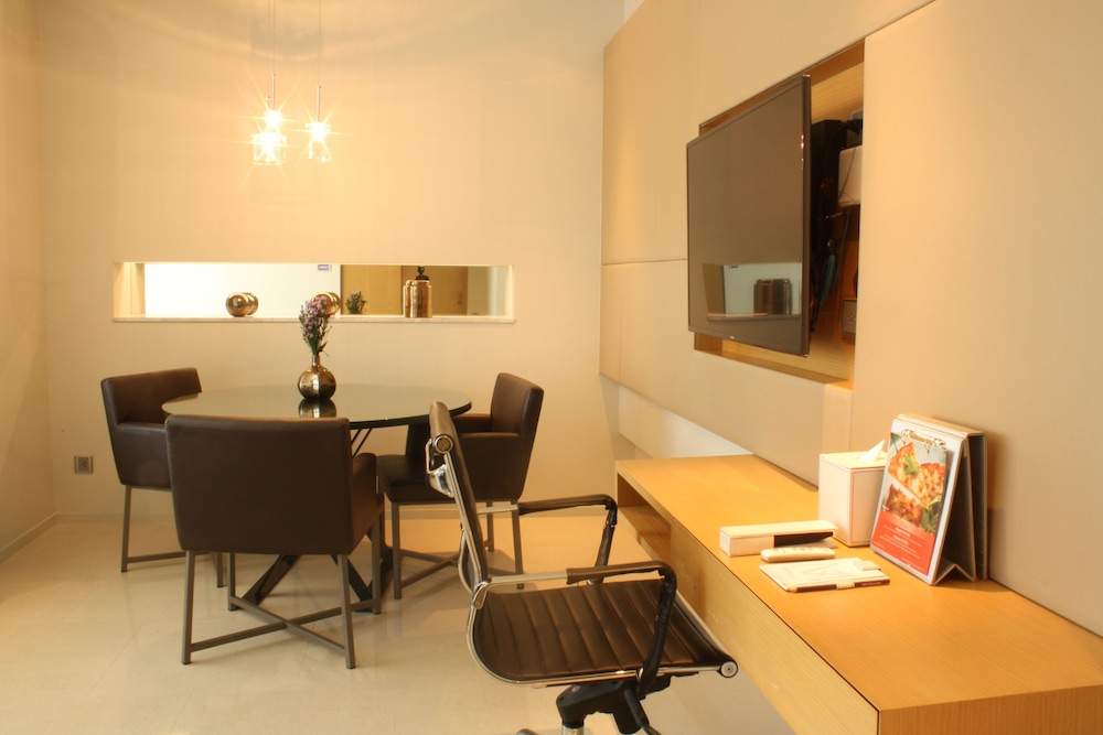 Two Bedroom Suite thumbnail 6