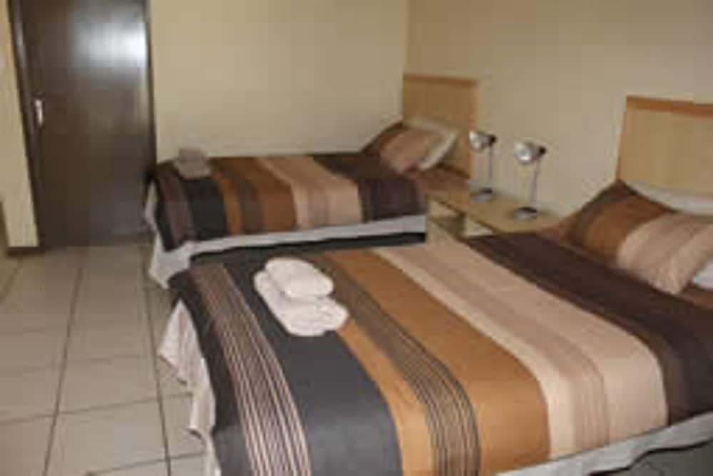 Standard Twin Room, Non Smoking, Shared Bathroom photo 2