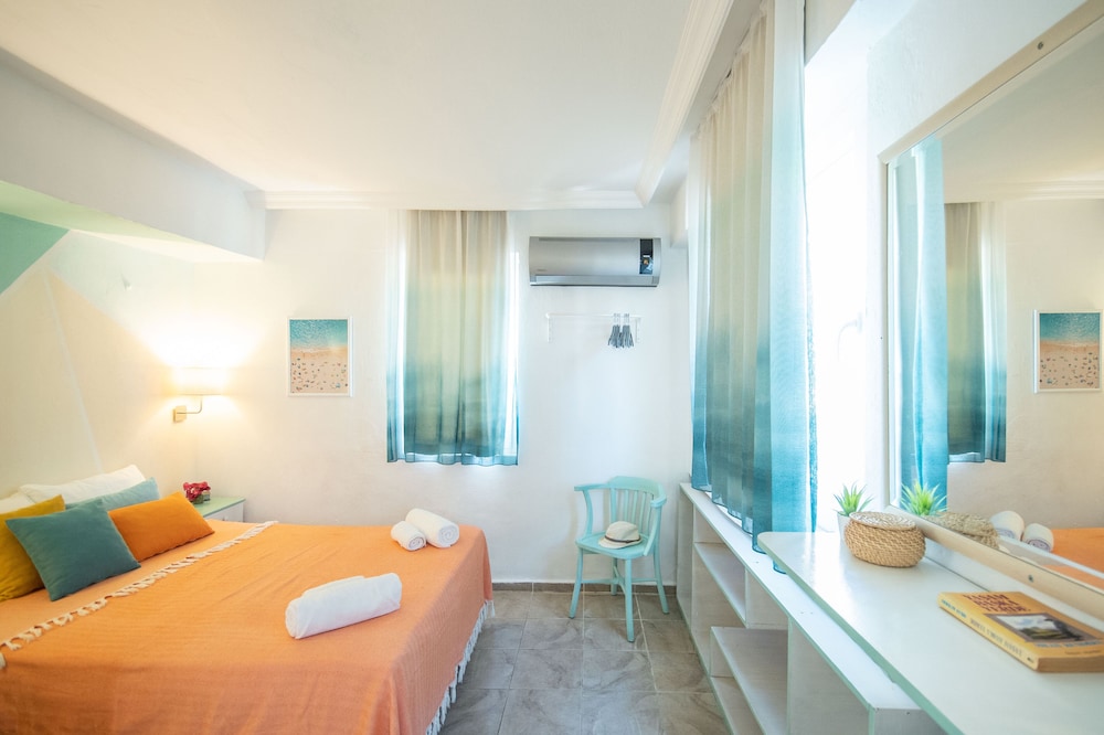 No 6 Concept Room with Balcony - Photo 14