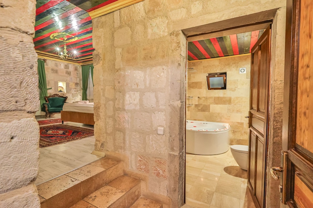Deluxe Stone Jacuzzi Room photo 2