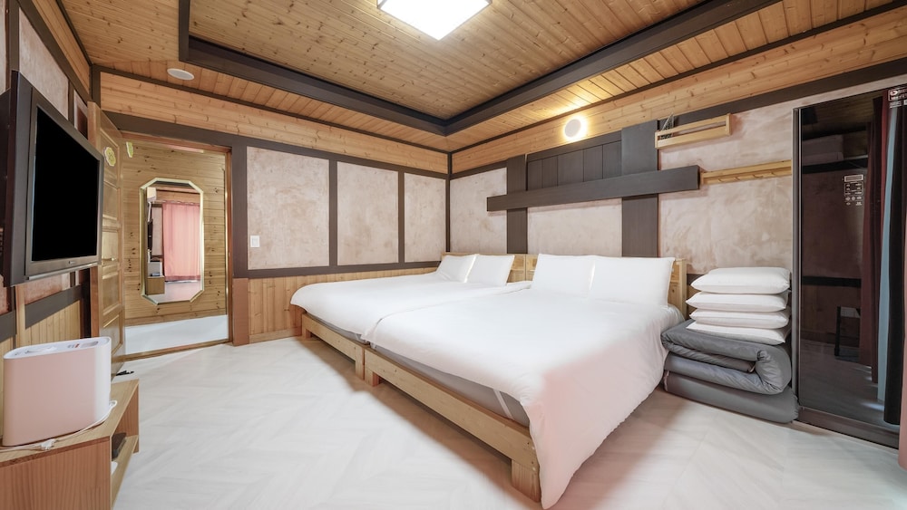 Basic Room, 1 Bedroom (201) - Photo 4