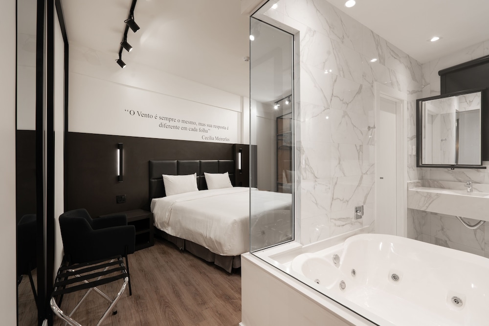 Premium Suite - Photo 2