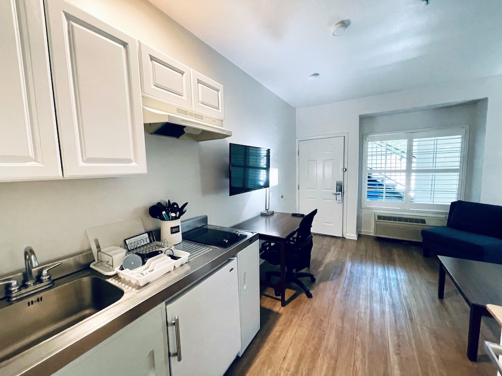 Suite, 1 King Bed, Kitchenette (King Suite Kitchenette) photo 3