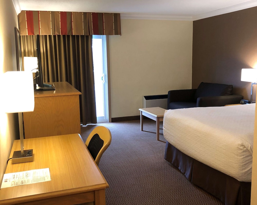 Standard Room, 1 Queen Bed, Accessible, Patio photo 2