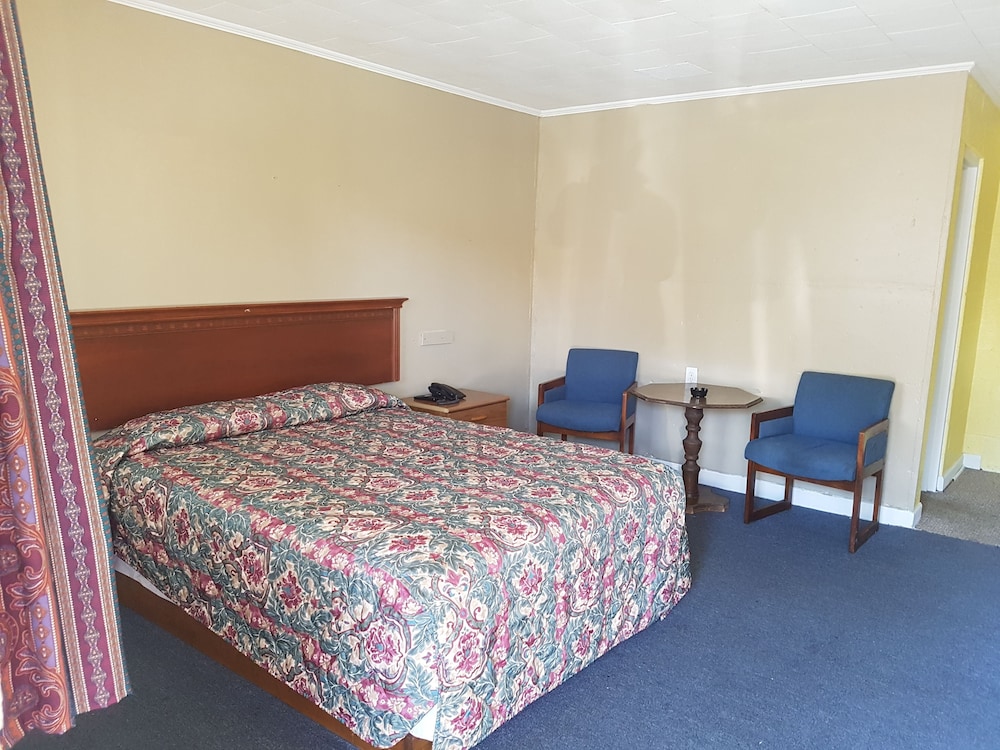 Economy Room, 1 King Bed, Smoking photo 1
