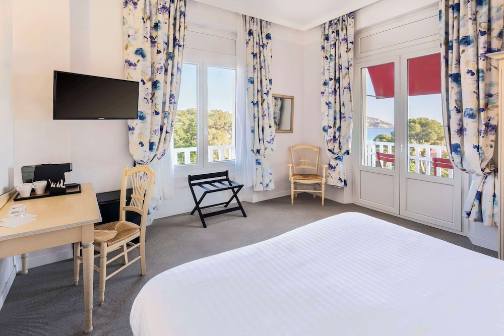 Superior Room, 1 Queen Bed, Non Smoking, Balcony (Larger Room) - Photo 5
