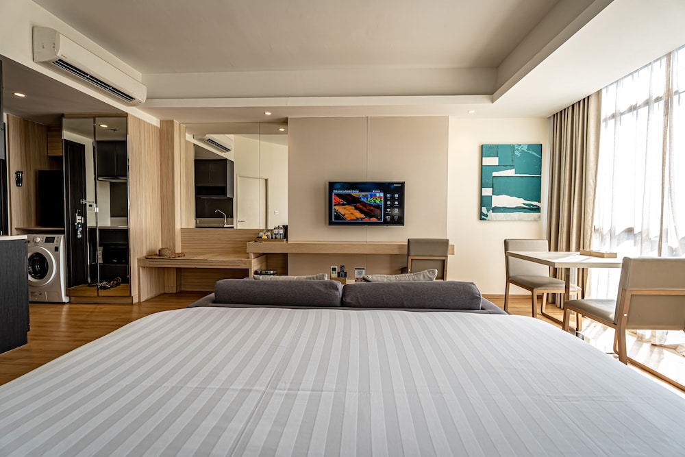 Deluxe Room, Pool View - Photo 3