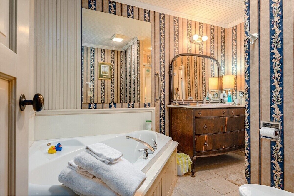 Luxury Room with Garden View, Captain Bridgeford photo 3